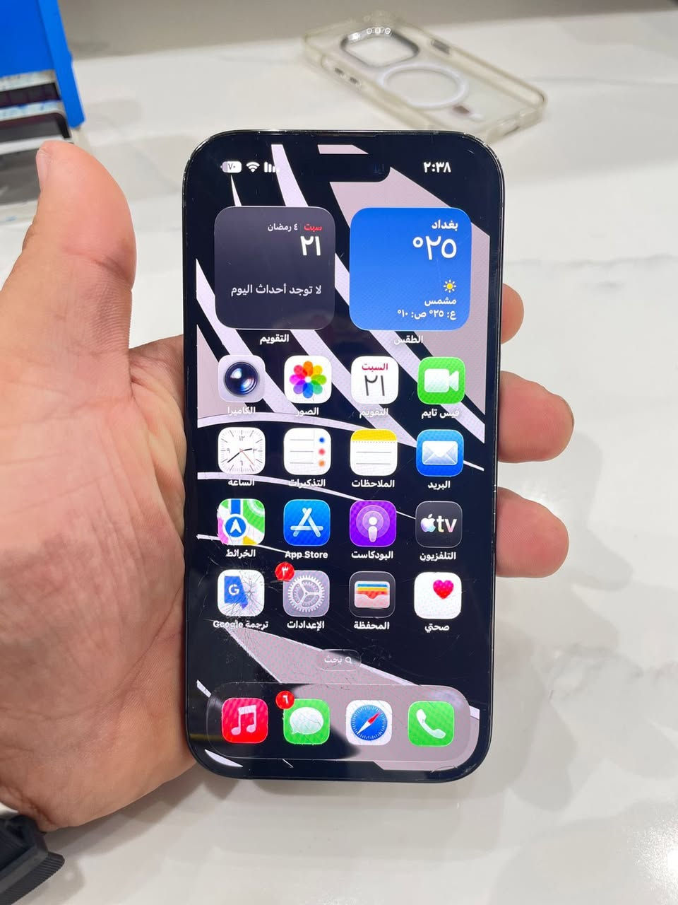 ايفون ١٤ برو الصغير بطاريه ٨٩ ذاكره ١٢٨ جهاز مكفول لا مفتوح ولا مصلح ولا ملعوب بيه ابد نسخه v/a  يعني جديد مو باله حهاز حيل جديد لا شخوط ولا طخات فقط بيه فطور بالكلاس مال شاشه 
الشاشه سليمه والاصليه السعر ٦٥٠ الف مجاله بسيط او مراوس مكاني كربلاء ***********
