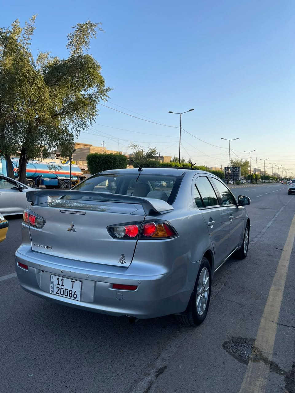 السلام عليكم 
متسيوبيشي لانسر للبيع ..
🛑 موديل 2016 ملشية ١١٣ الف كم فقط 
🛑محرك 1600cc أقتصادي 
🛑كير At 
🛑فتحة سقف 
🛑تحكم استيرن 
🛑اشاير بالمري 
🛑داخل اوف وايت 
🛑 شاشة وسطية 
🛑كاميرا خلفية 
🛑رقم أنكليزي جديد 
🛑 سنوية بأسمي 
🛑 مكاني  بغداد الدورة _ ***********
🛑 بدون أي صبغ او تبديل السيارة بلاديه والسونار مرفق ويه الصور 
يوجد واتس  أب للتواصل على نفس الرقم 
🛑 السعر ٩٨ ورقة
