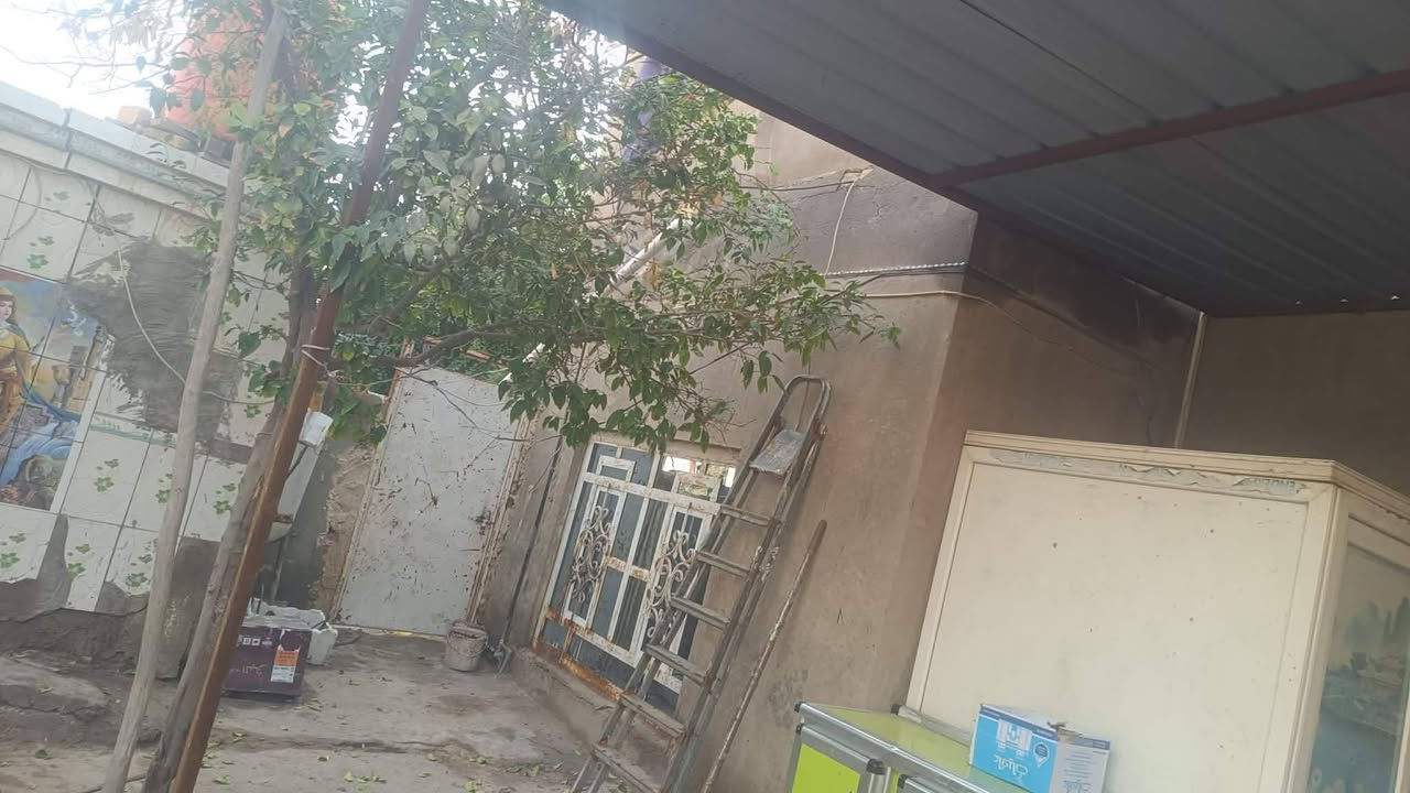 بيت للبيع طابو زراعي المساحة 180م العنوان الحمزة الغربي حي العسكري خلف ساحة ابو كلبجه كاع بيت معيوف يوجد فيه غرفتين وصاله ومطبخ واستقبال وصحيات داخلية وخارجية وخدمات ماء وكهرباء وتبليط السعر 50وبيه مجال بسيط البناء بلوك وطابوك الاستفسار الاتصال على الرقم ***********
