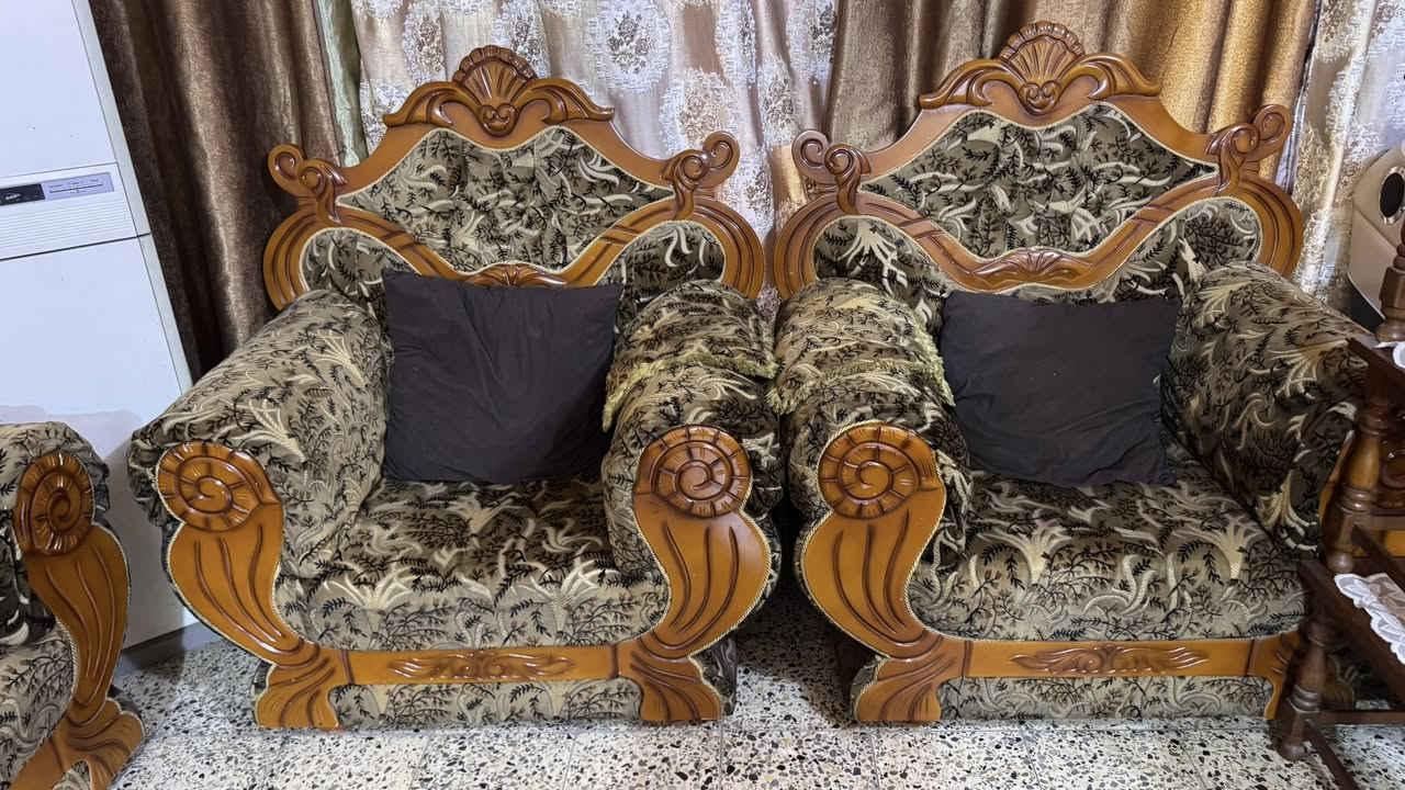 تخم ثقيل عشر مقاعد مستعمل السعر ٣٠٠ الف بغداد حي الإعلام للتواصل على الرقم ***********
