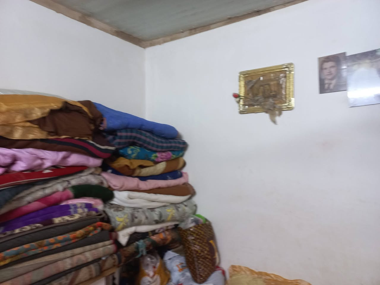 من رخصه الادمن المحترم بيت مساحه ١٠٠م غرفه ٥×٤ حولي حمام بناء بلوك سقف سندويج سند٢٥ اقرارمحكمه مقابل مستوصف الجديد دقيقه عن الشارع العام مشي السعر ٤٥ مليون للاتصال *********** وشكرا
