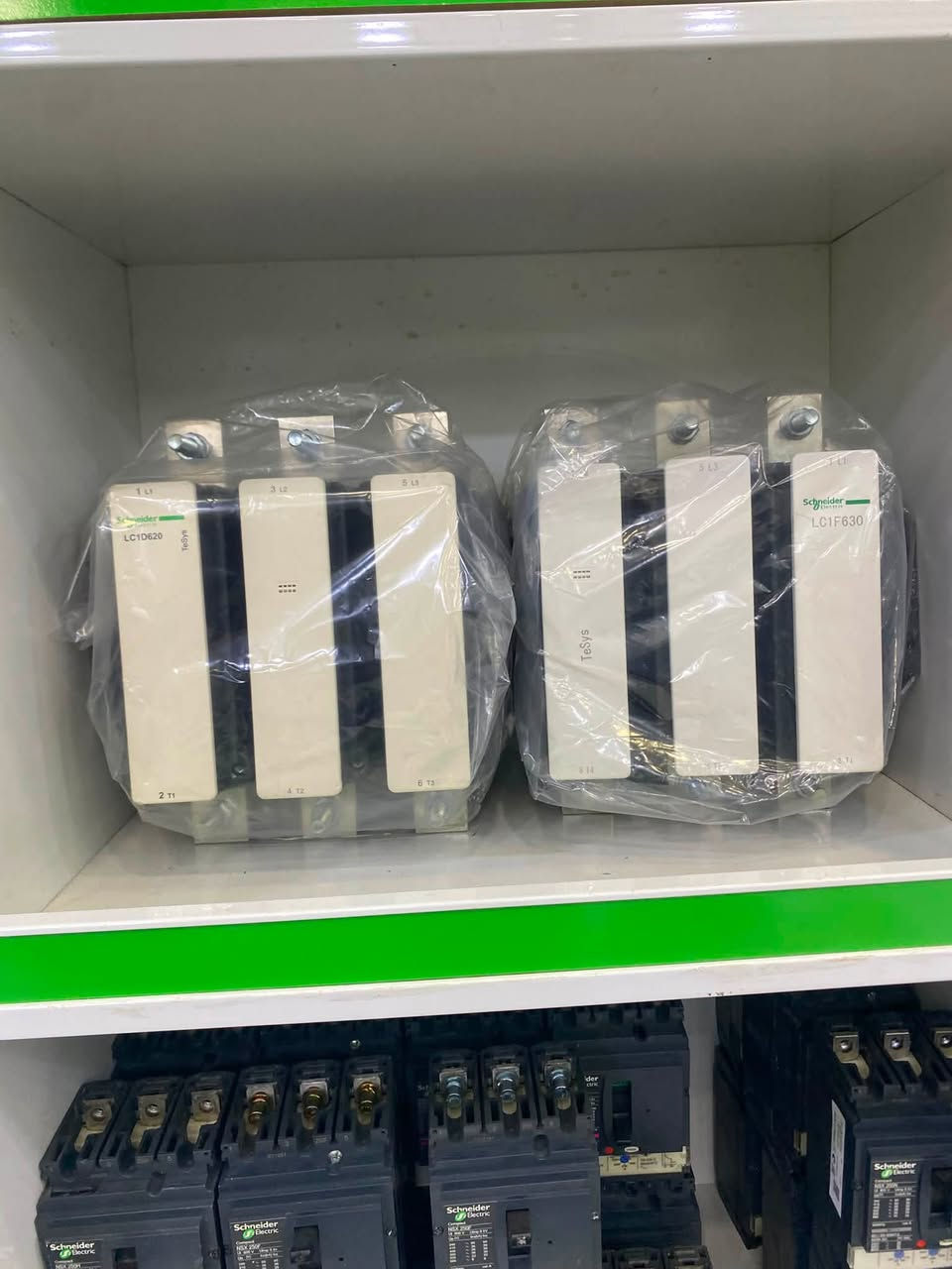 **🔥 وصل حديثاً 🔥**
**كونتكترات + قواطع Schneider / ABB**  
**جميع الأحجام متوفرة من 100 أمبير إلى 3200 أمبير**

✅ **بضاعة أصلية - منشأ فرنسي**  
✅ **ضمان سنة كاملة**  
✅ **أسعار جملة خاصة لأصحاب المحلات والمشاريع**  

**المتوفر حالياً:**  
- كونتكتر Schneider TeSys  
- قواطع MCCB - ACB Schneider + ABB  
- قدرات: 100A - 125A - 160A - 250A - 400A - 630A - 800A - 1000A - 1250A - 1600A - 2000A - 2500A - 3200A  
- كويل 220V / 380V حسب الطلب

**الكميات محدودة والأسعار تنافسية جداً**  
للحجز والاستفسار:  
📞 [رقمك]  
📍 [عنوانك]  
الاتصال *********** واتساب 
🚚 يوجد توصيل لجميع المحافظات
ا
#كهربائيات #قواطع_كهرباء #شنايدر #ABB #كونتكتر #مشاريع_كهربائية #أسعار جمله
