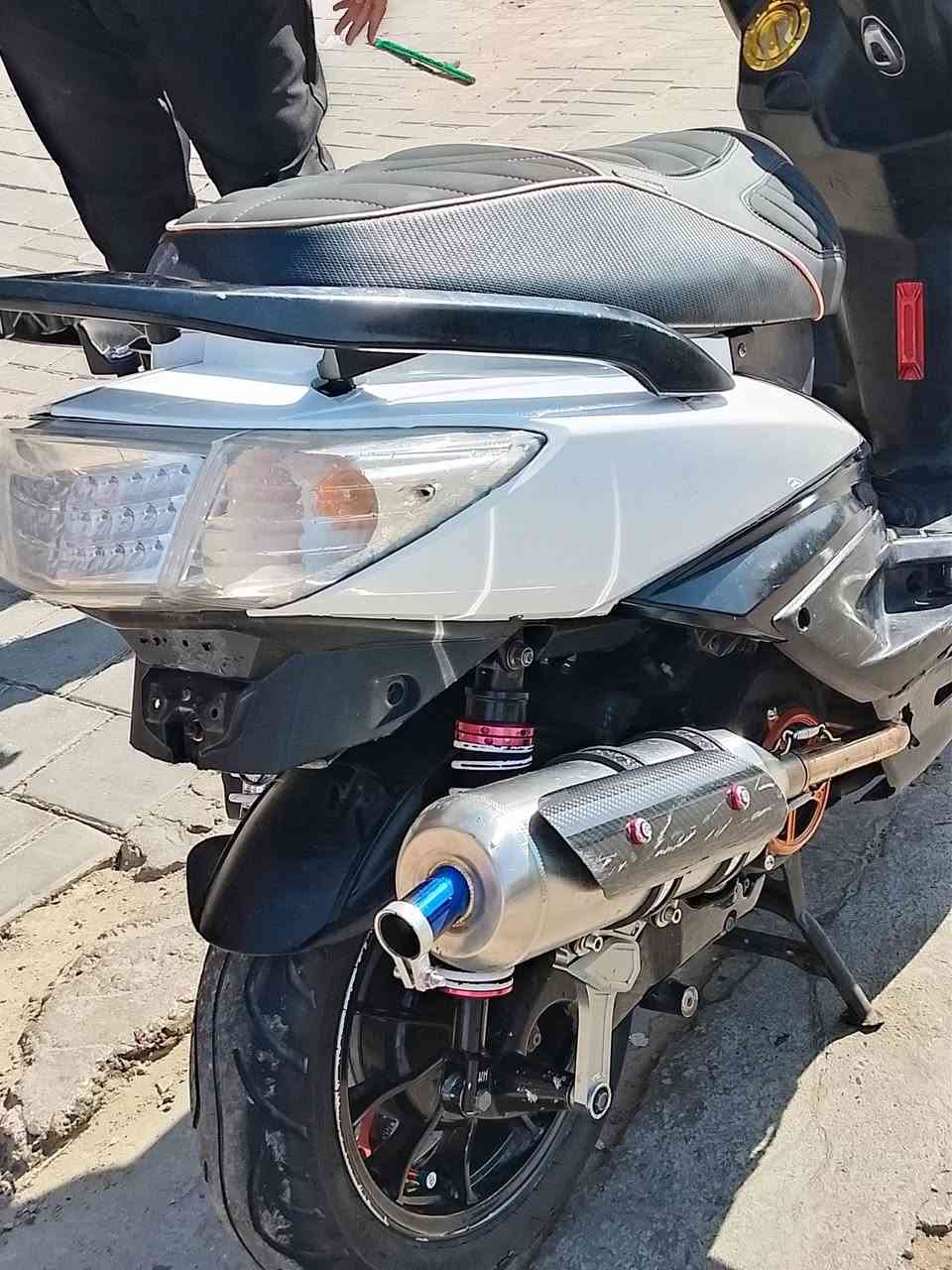 السلام عليكم سكنس فحل نوزل طلاعات خطين  طلاعات رياضي وصدر رياضي ويل مزوعه غراض كدام عينك كلجات اصليه ب٢٠٠ ماخذهن يدات وفلاوين وقبق بانزين وقطرات وفراك سعرها 950 وبيها مجال بسيط للشراي لو مراوس حسب القناعه بسكنس رقمي *********** مكاني العبيدي
