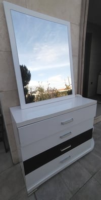 ميز تواليت • مراية أصلية • يحتاج تصليح