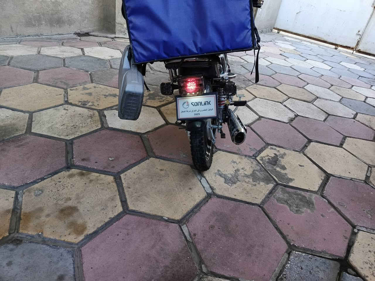 السلام عليكم دراجه سونلنك ايراني محرك ٢٠٠ سيسي الدراجه بعدها لوك مكفوله من كلشي الدراجه ماشيه ١٦٠٠ كيلو وقابله للزياده الدراجه اوراق المعرض كامله بصمه وسويج الدراجه رايدها ب ٨٥٠ الف قفل للاستفسار الاتصال على الرقم *********** أو مراوس حسب القناعه
