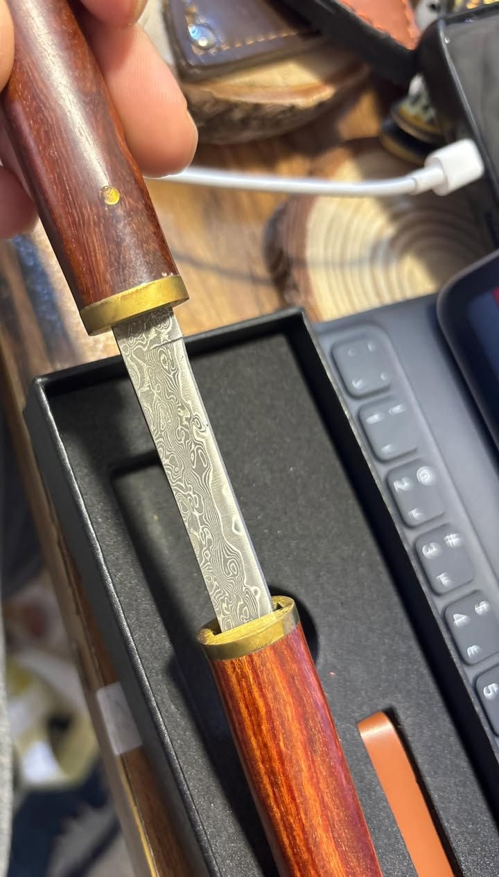 سكين انتيك مكتبي نصل دمشقي القبضه والكراب من خشب الروزوود فواصل نحاسيه شي مختلف لمحبين الانتيك والمميز
للاستفستار التواصل على الخاص او على الواتساب
***********
