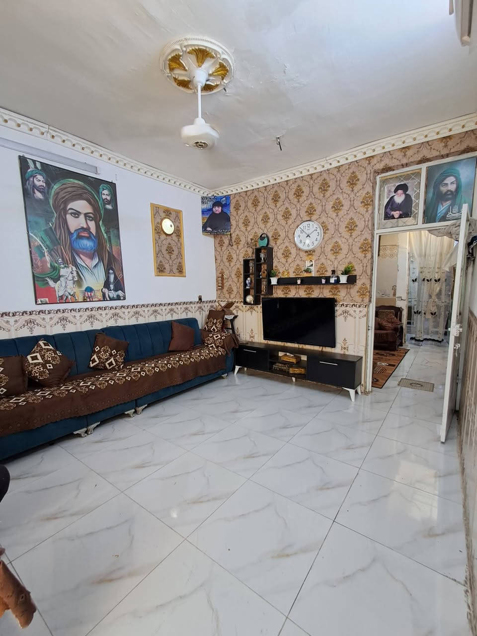 بيت للبيع 100 متر طابق ونص البيت بي سند 25 ووكالة الطابق الاول كامل بياض وسراميك والأرضية بورسلين وترك خلفي على عرض البيت وبي حمام داخلي والطابق الثاني غرفة وصالة وحمام مبنيات بس سگف سندويش ارتفاع السقف 3 متر   العنوان حي السفير شارع عشرين مقابل حسينية آل الرسول ثاني فرع للاستفسار ***********
