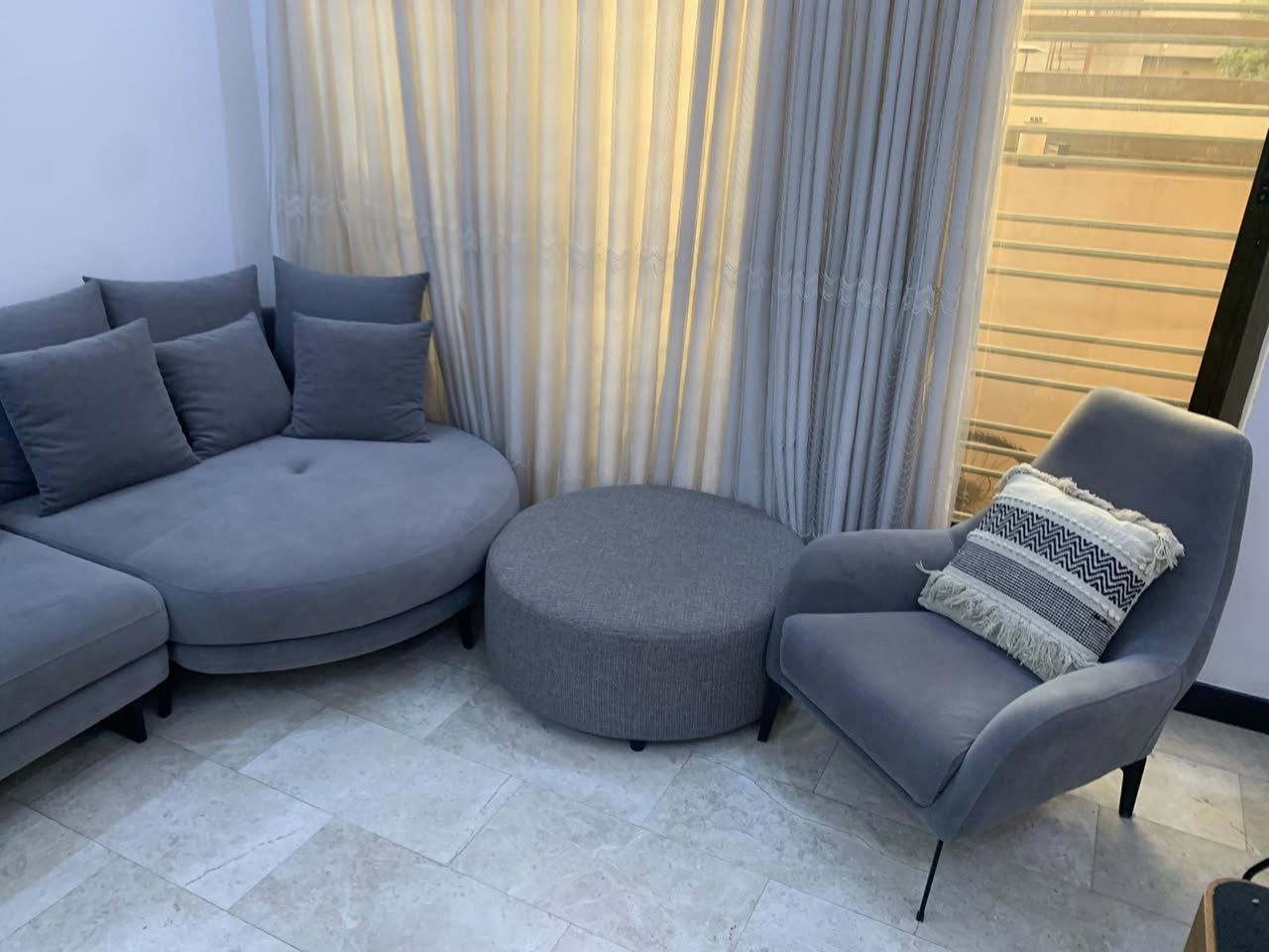 تخم قنفات مودرن تركي لونين رصاصي وبيج ٨ مقاعد مع كورنر دائري وطبلة دائرية يتكبر يصير منام  كلش نظيف سعر البيع 1700$ علما اني مشتريه 2700$ 
الاتصال ***********
