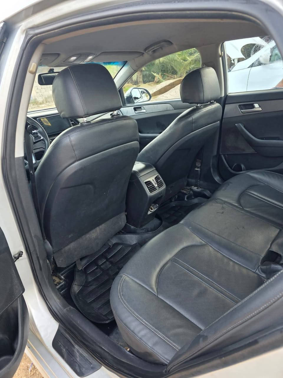 سوناتا كوري موديل 2018
مكينه 2000 اصل بانزين
بيه ثلث قطع صبغ بدون دواخل
تبريد قطعتين 
كشنات جلد كشن كهرباء 
كشن تدفئه تبريد 
مري شفط
لد امامي خلفي 
حساس خلفي 
رقم جديد وهزه جديده وسنويه لل 2031
سياره جاهزه للاخير مكينه وكير وحداديه وتبريد وتخم تاير كلهن مكفولات
السعر 130$
وبيه حك الجيه 
الاتصال ***********
مكاني ديوانيه
