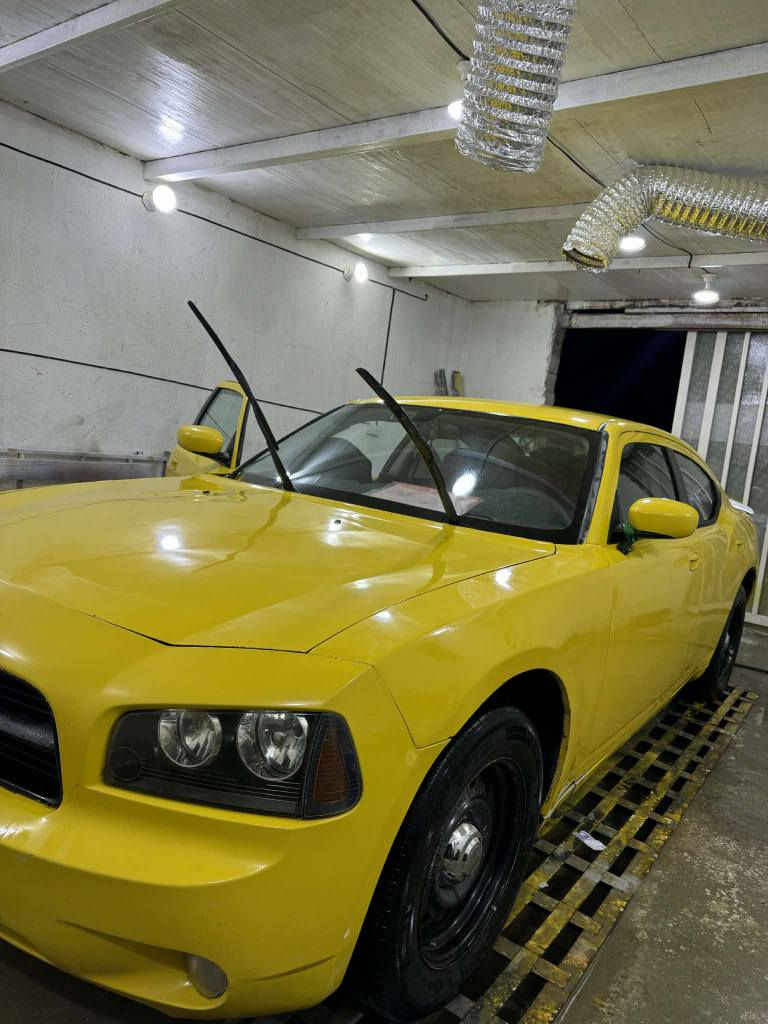 سلام عليكم ورحمة الله سيارة شارجر موديل 9سيارة ممبدل شي بية وممفتوح بية باب ولا جنطة وكير ومكينة وضفيرة وتخم تاير وحدادية توني مشتغلة وتعبان علية بية ضربة بجاملق الايمن فقط سعر سيارة 105 رقم التلفون ***********
