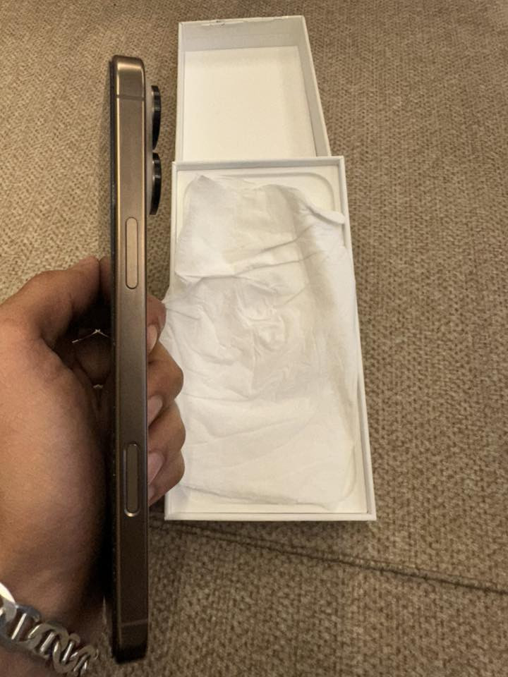 السلام عليكم ايفون 16 pro max ذاكره 256 بطاريه 93 الجهاز جديد ومابي ايشي ومامفتوح مكاني بغداد متواجد واتساب ***********
