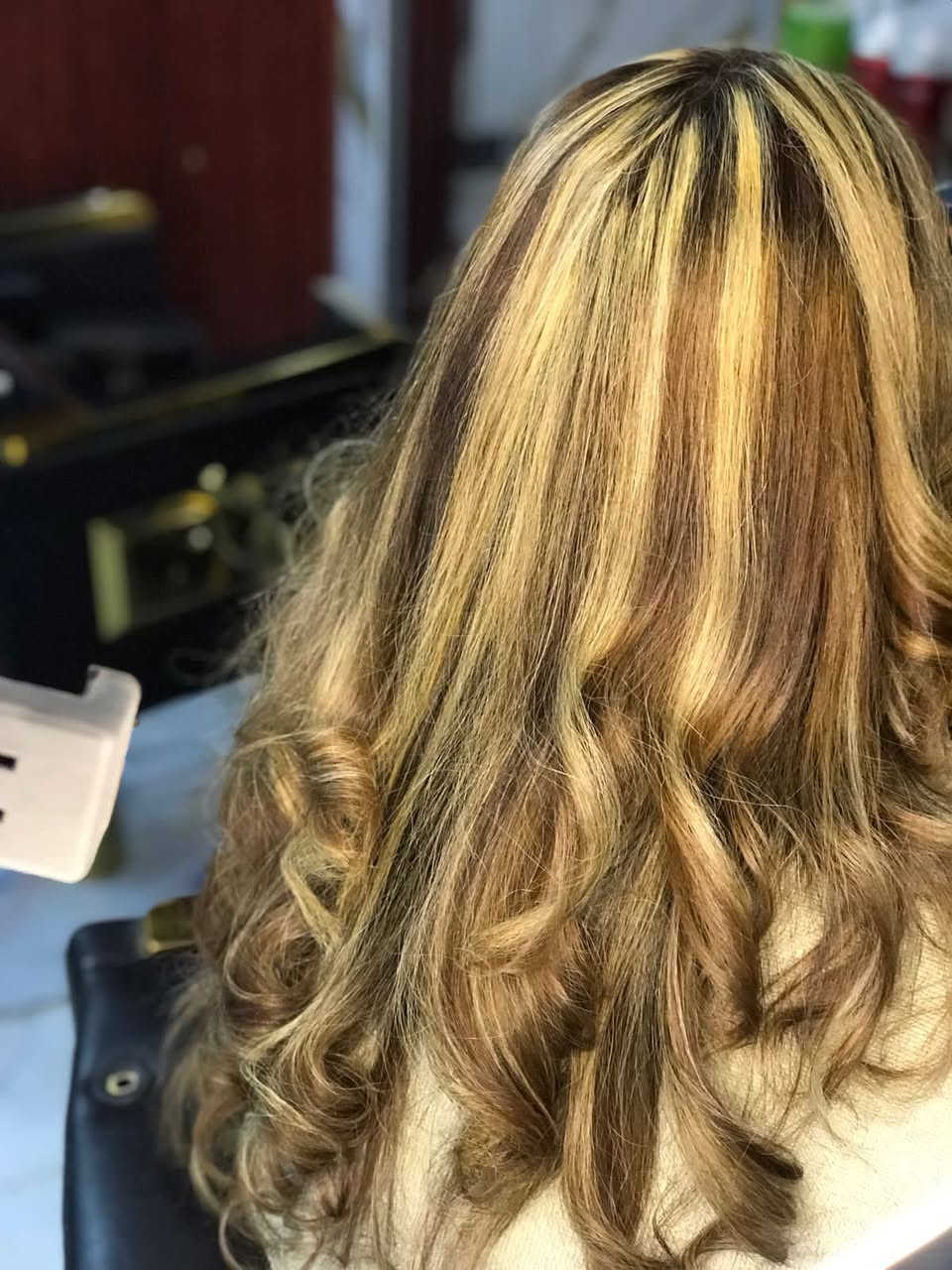 عروض العيد يم ڤكتوريا وبس ✨🔥
ولمدة اسبوعين فقط يوم 30 رمضان تنتهي 🤩
 ✨ حفافـة وجه وحاجب  5 الاف مع سكرابات هدية 
✨ حفافـة حاجب فقط بـ3 
🧖‍♀️ تنظيف بشرة ملكي بجهاز الهايدروفيشل 10 مع قناع ضوئـي هدية 
💇‍♀️ خصل گذلة وزلوف 30 الف لكـل انواع الشعر
💋 بديكير تنظيف قدم مع مرطب 7 الاف بسس 
قص شعر 5 الاف فقط 😍
تسريح للشعر القصير 25 الف فقط 🙈
يبقـى عدنا الصبغ والميش يحدد بعد المعاينة خصم 30‎%‎ مع معالج هدية 🔥

📍 عنوان الصالون : شارع 80 - حي العسكري - مجاور محطة الاتحاد - مجاور اسواق احمد السويدي

📌 للاتصال : ***********
