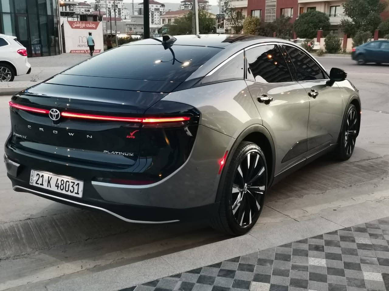 TOYOTA CROWN, PLATINUM 2024 
سەیارەکە سفرە
فول فول فول
بێ بۆیاخ
بێ سارد
بێ شوخت
نموونە  لە جوانی و کەشخەی 
نرخی  فرۆشتن  315  وەرەقە معامەلەیەکی زۆر کەم
***********

