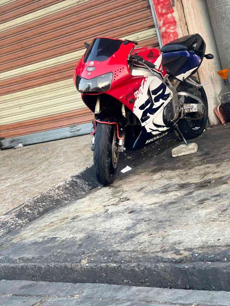بطح 919 بس كور مفتوح لا صوت دراجه اي عيب ما بيها مراوس حسب القناعه راوس السعر 1,350 وبيها مجال للشراي راسلني خاصه وعرفني***********
