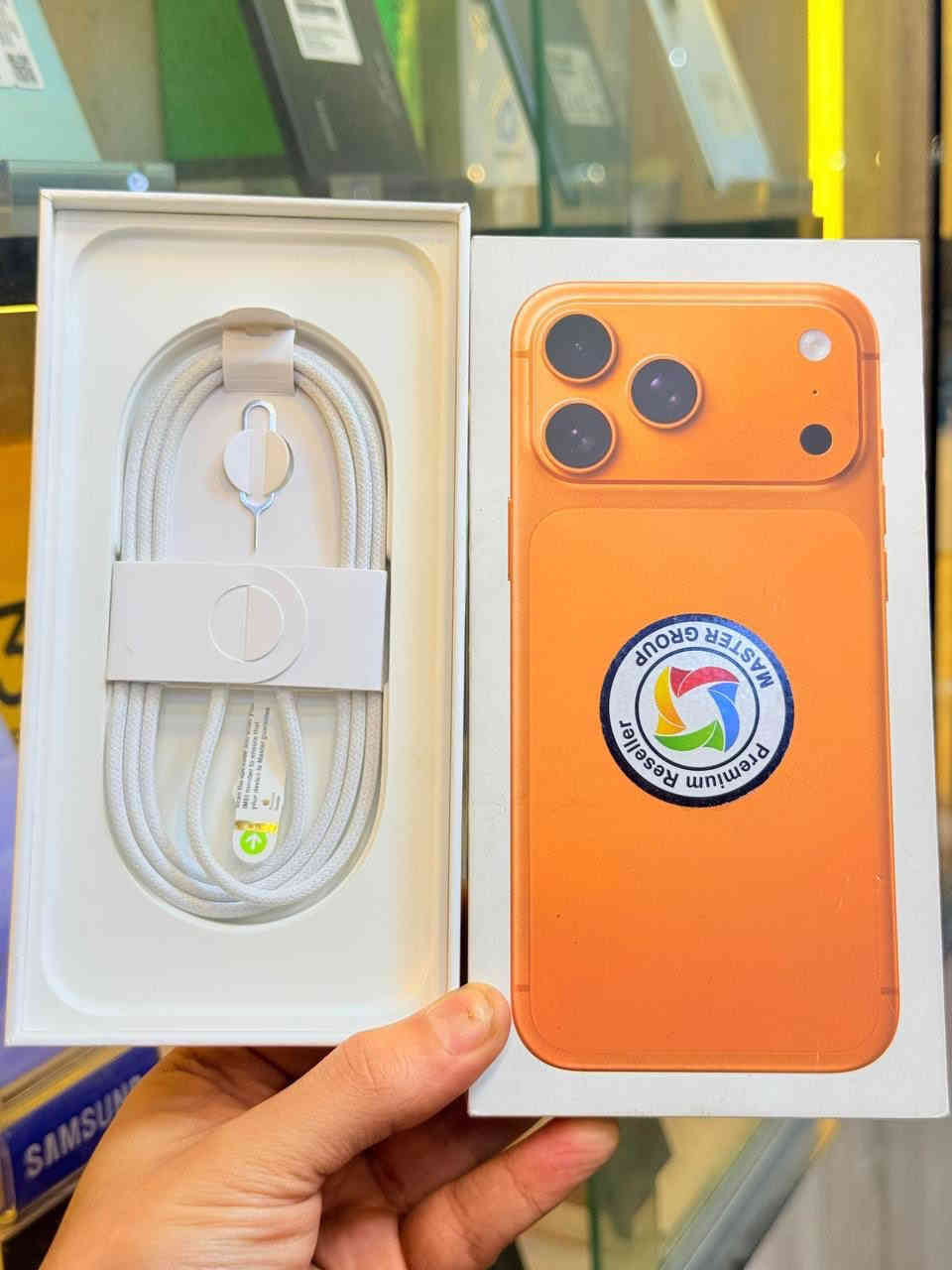 أيفون17 برو ماكس عربي شرق اوسط ماستر  تك سيمكارت  ذاكره 256 بطاريه 100 جديد بعده ممبدل بي شي مع ضمان 5 ايام نضافه 100‎%‎ كامل ملحقاته اعتبره فاتحه بيدك من الكارتونه وتر بروف عل حاسبه كله نورمل السعر 1890 الف  
 بغداد البياع شارع 13 مقابل الحمام مال البياع مركز الريس للموبايل مجاور مكتبه ميم
***********
