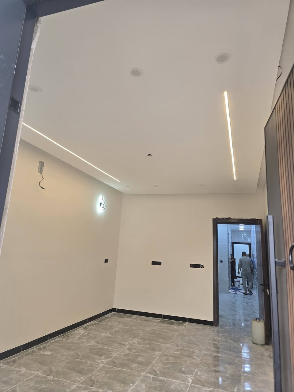 دار للبيع 107  متر واجه  4,30  نزال 25
يحتوي على 3 غرف و 2 خدمات
ضلع منفصل غير مشترك
طابو ملك صرف  شارع 12 متر
حي الجهاد ظباط الشهداء
خلف الشارع التجاري مباشره
***********
***********
