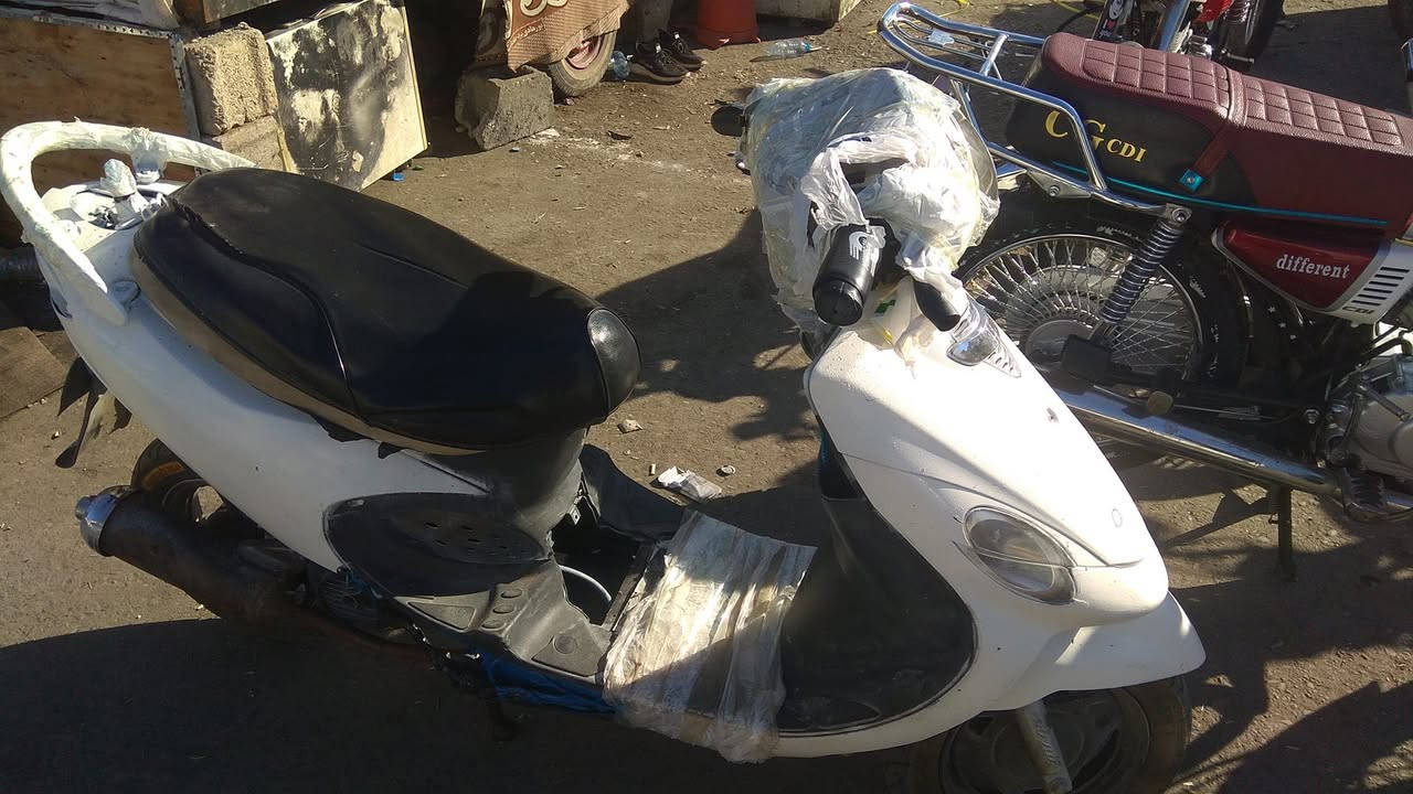 سلام عليكم ورحمه الله وبركاته ماطور ياماها للبيع سرعه 80 جانت تشتغل وتمشي رحت للنبار ورجعت ما تشتغل مابيها شوته اشغل بيها تشتغل انطي بانزين تطفه ارجع اقبط سكليتر بانزين اقبطه تشتغل من اوخر ايدي تطفه رايد أبيعها ب115 وبيها مجال للطيبين هاذا رقمي وتساب *********** لايت اشاير هورن سلف يشتغل بس كاعد الباتري عفتها اسبوعين ورجعت
