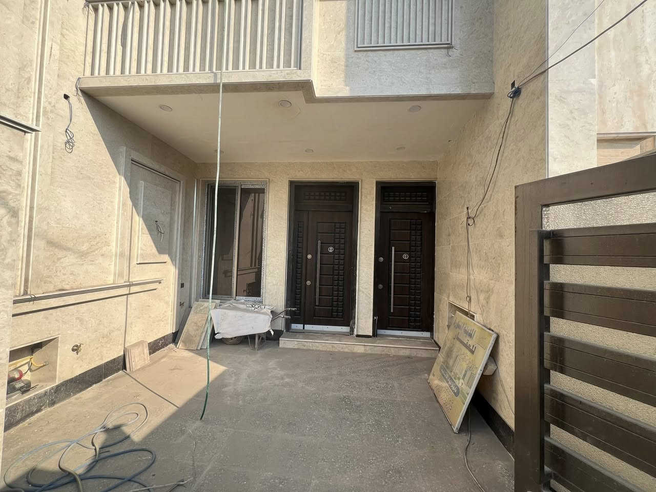 🏡منزل في بغداد الدوره شارع ابو طياره 🏡
منزل العمر بانتظارك – تصميم حديث ومساحة مستغلة بذكاء
بسعر مقبول  مع إمكانية تسهيل البيع عن طريق مبادره الاسكان 
• المساحة: 150 متر مربع. واجهتين ( زنجيل ) 
• التفاصيل الداخلية:
• عدد غرف النوم: 4 غرف واسعة
 (توزيع مثالي للعوائل الكبيرة). 🏡
• الحمامات: 4 حمامات (صحيات) موزعة لضمان الخصوصية والراحة.
• صالة استقبال واسعة + مطبخ واسع.
• المميزات الإضافية: * بناء حديث وتشطيبات درجة أولى.
🔥الفيديوهات بالتعليقات توضح جميع تفاصيل المنزل🔥
• موقع هادئ وقريب من افران الصمون والسوبرماركت ومن محل الخضراوات  
• واجهتين مميزة  وتصميم يوفر إضاءة طبيعية ممتازة.

للتواصل والاستفسار: [***********] 📞
