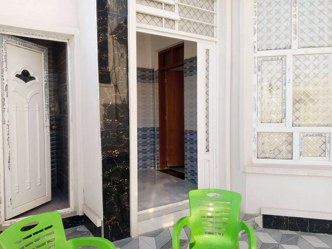 بسم الله الرحمن الرحيم
مشتمل 150م 7/5×20 طابق واحد ع شارع 60مباشر

تجاري يحتوي ع استقبال مطبخ غرفة نوم حمام صاله بيتونه ع عرض الصاله مناور اثنين 

الجغيفي الثانيه مقابل سيطرة كريم عفتان 

المشتمل كامل الارضيه بورسلين وتسليم فوري

مراجعة جمعه الجميلي للعقار في نفس الدار

‏‪***********‬‏ ابو ضياء
