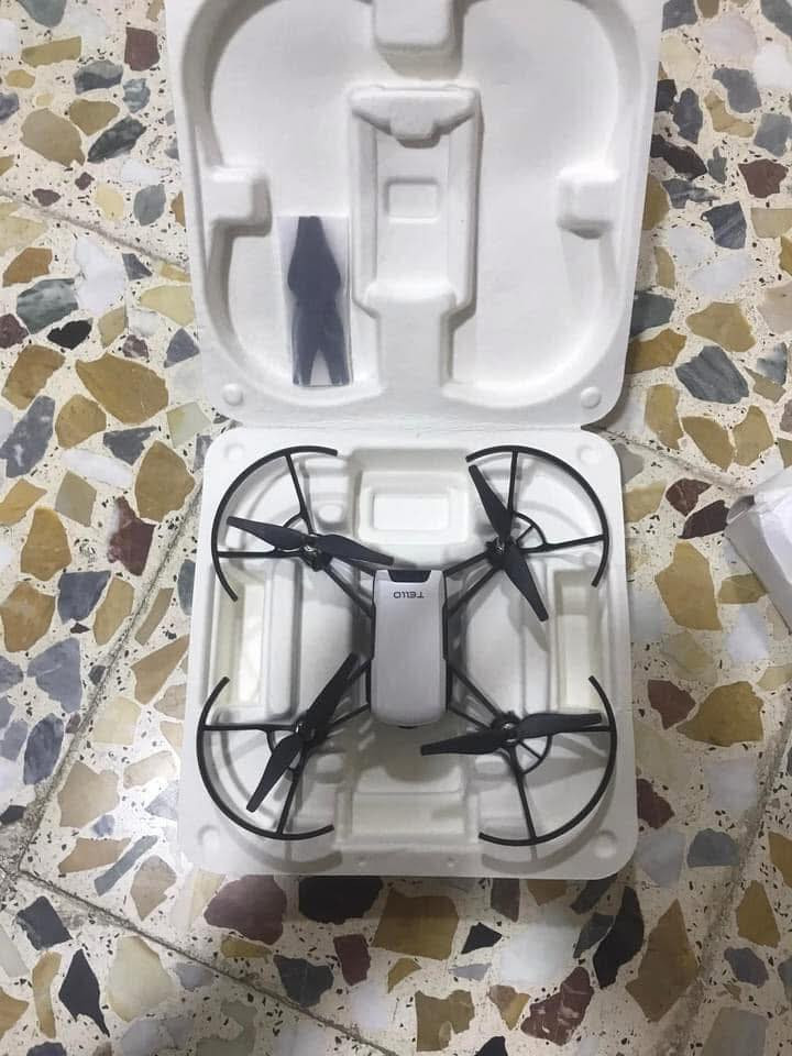 للبيع درون Dji
TELLO
جديد3بطارية طخمين ريش شاحن ٣ بطاريات
تفاصيل المنتج المواصفات
الطائرات
الوزن: 80 جرامًا (المراوح والبطارية متضمنة)
الأبعاد: 98×92.5×41 ملم
المروحة: 3 بوصات
وظائف مدمجة: جهاز تحديد المدى، مقياس الضغط الجوي، LED، نظام الرؤية، شبكة Wi-Fi 2.4 جيجا هرتز 802.11n، عرض مباشر بدقة 720 بكسل
المنفذ: منفذ شحن Micro USB
أداء الطيران
مسافة الرحلة: 100 متر
السرعة القصوى: 8 متر/ثانية
مدة الرحلة: 13 دقيقة
أقصى ارتفاع للطيران: 30 متر
آلة تصوير
الصورة: 5 ميجا بكسل (2592×1936)
مجال الرؤية: 82.6 درجة
فيديو: HD720P30
الصيغة: JPG(صورة)؛ MP4(فيديو)
EIS: نعم
بطارية
بطارية قابلة للفصل: 1.1 أمبير/3.8 فولت
عمر البطارية: 1.1 أمبير/3.8 فولت
المميزات الخاصة
رمي وانطلق: ابدأ في الطيران بمجرد رمي Tello في الهواء.
8D Flips: انزلق على الشاشة لأداء حركات جوية رائعة.
وضع الارتداد: يطير Tello لأعلى ولأسفل من يدك تلقائيًا.
عدد الهوائيات: 2


**إذا كنت صاحب هذا الإعلان وتريد حذفه لأي سبب، رجاءا أرسل رسالة إلى الدعم الفني**