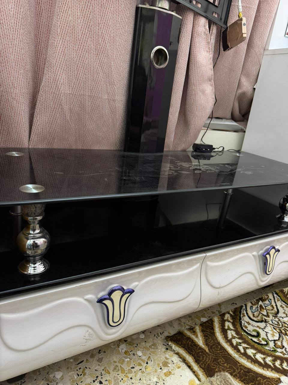 ميز تلفزيون جام مضلل مكانه شارع فلسطين***********
