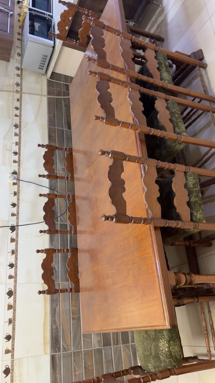 ميز طعام كبير صاج عراقي مع 8 كراسي السعر 250 الف  العنوان بغداد اليرموك للتواصل ***********
