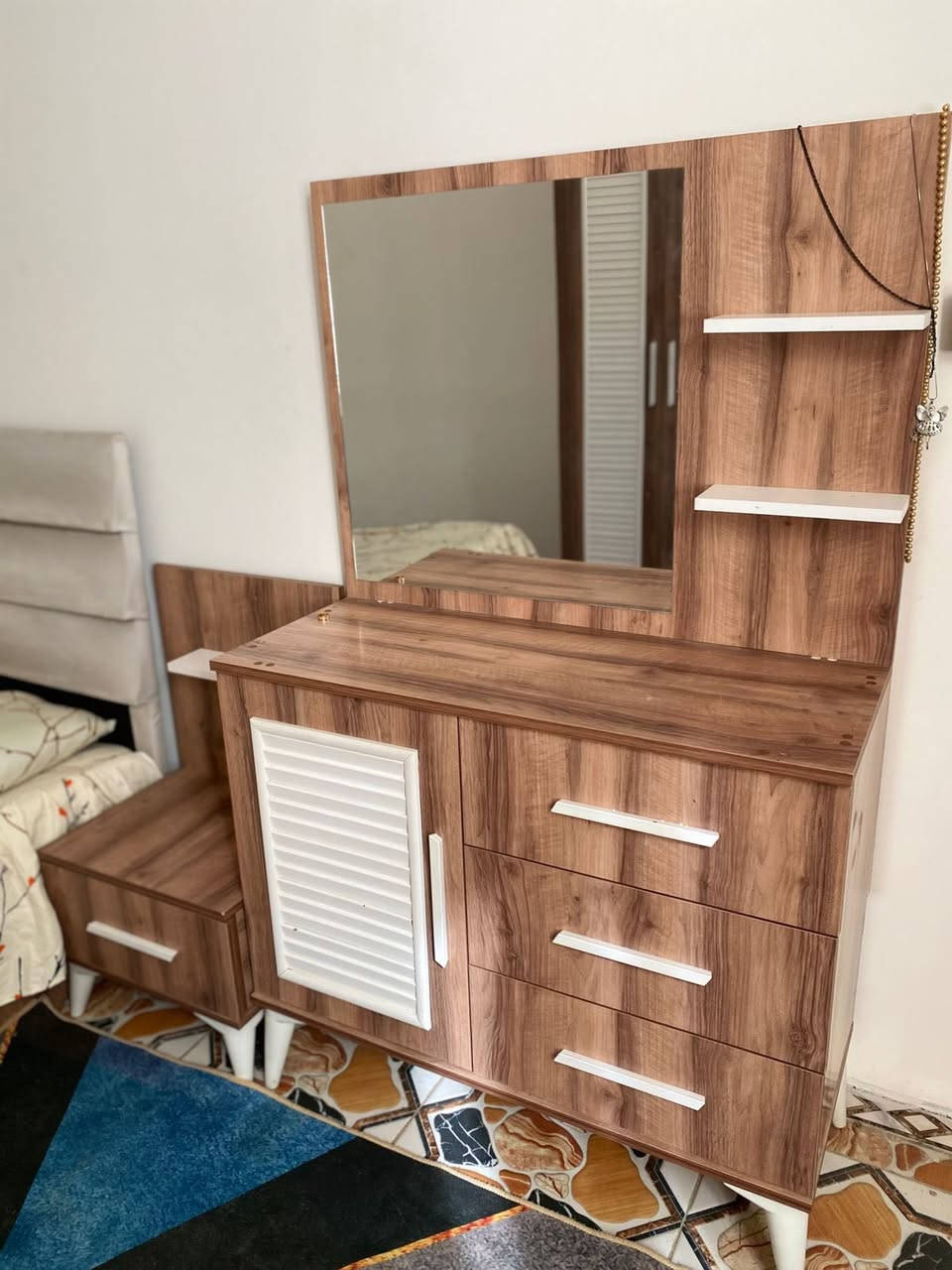 غرفه نظيفه كلش استعمال قليل
سعر الغرفه 700 الف وي الدوشك و بيها مجال 
مكاني حله مركز 
للاستفسار  ***********
