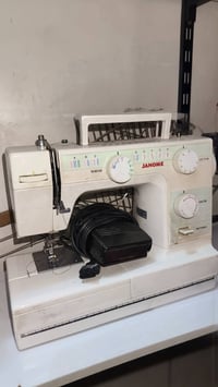 ماكنة خياطة • نظيفة • للبيع