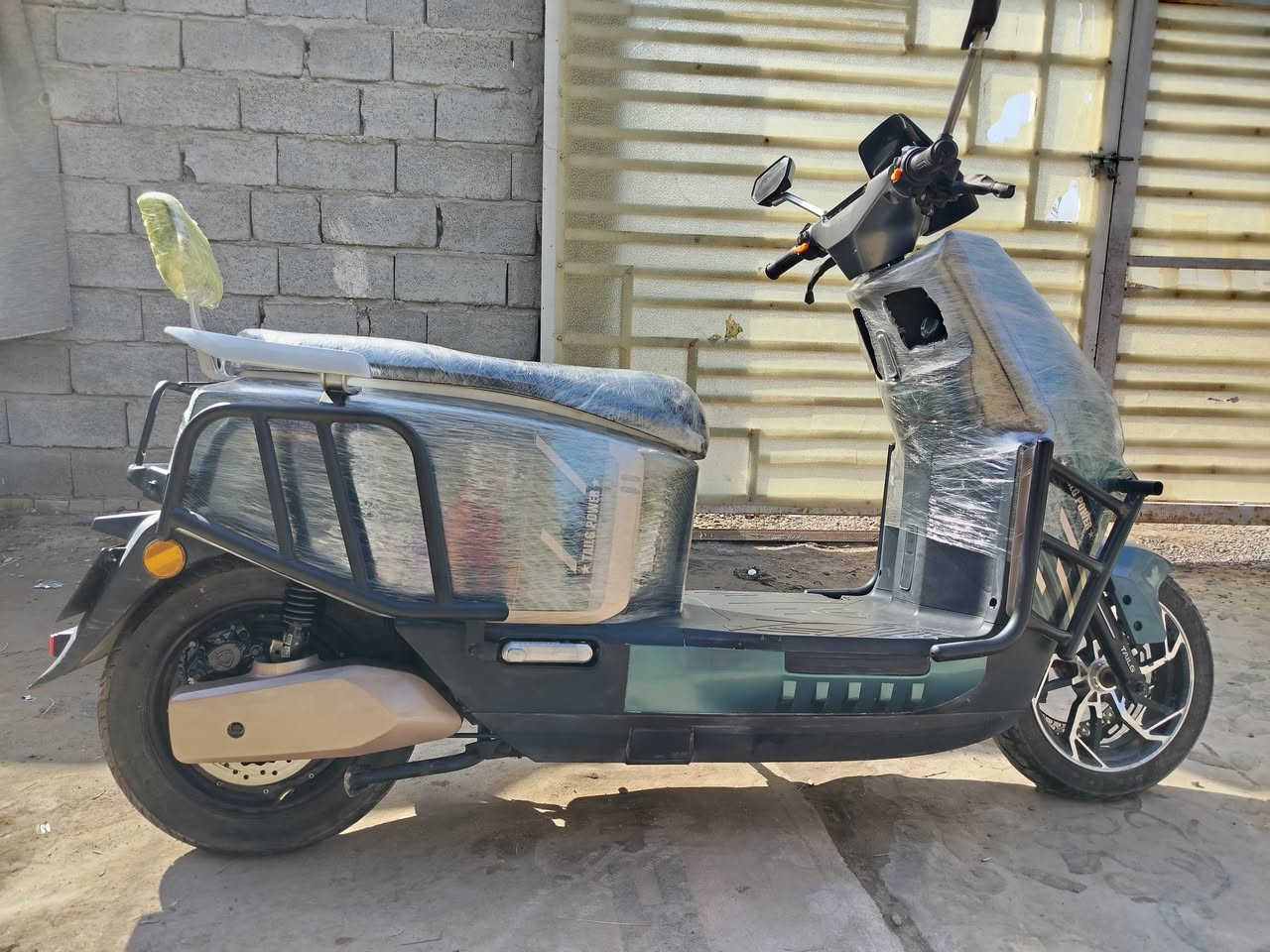 دراجة شحن الوحش تيسلا للبيع شركه TAILG
تحتوي على بصمتين 
المواصفات
6 بطاريات كرافين
ملف 2000
سرعه 70
تمشيك بلشحنه حوالي 70 كيلو او اكثر
دراجة تحتوي على درع للحماية 
شاشة ايباد قراءة الاعطال
نظام بصمة 
نظام حماية قفل
نظام تثبيت سرعة
نظام 3 سرع
نظام قاطع دورة
نظام abs
نظام P
نظام R
صندوق كبير لخزن الاغراض 
دبل اشارة يمين يسار
غراضه كاملة
الدراجة وكالة شخط مابيه 
سعر 900 قفل
العنوان بغداد حي جهاد 
للاستفسار *********** مراسله فقط واتساب وتساب
