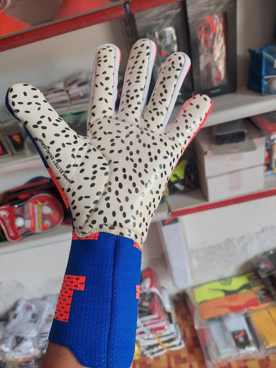 قفازات درجه اولى
شركة بوما 
قياس 8 - 9 - 10
سعر القطعه 30
واتساب ***********
يوجد توصيل
