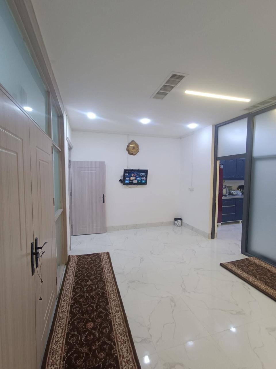 دار للبيع  ١٥٠ متر
دار رقم سكني مو طابو 
          فول كاشي و سقف مغربي 
                نظام تبريد دكت
               بناية حديثة جداً 
                 فرع عريض 
 طابق 1️⃣ 
- استقبال 
-  غرفتين نوم 
-  مطبخ + مطبخ مساعد 
- هول
- صحيات شرقي و غربي
- درج خارجي 

طابق 2️⃣ 
 ـ استقبال
- غرفة نوم
- هول صغير 
- مطبخ 
- صحيات

📍عنوان الدار 🏡
كركوك - حي القادسية الاولى قرب نادي سولاف الرياضي
قرب مدرسة الصباح 
للاستفسار الاتصال على الرقم 
***********
