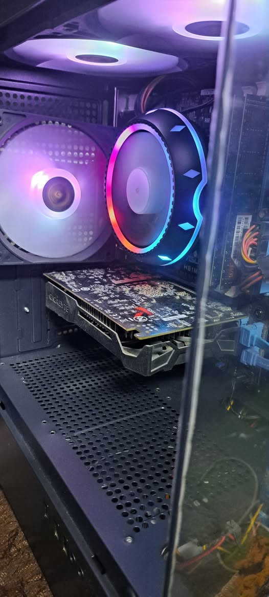 كيس  العاب بسعر مناسب

المعالج  Intel® Core™ i7-3770

المذربورد  ASUS h 61 

الرام  16 كيكا ddr3

الهارد  ssd 260  hdd 500

كرت الشاشة  gigabyte 1050 2gb

يشغل العاب قوية مثل Cyberpunk 2077

الكيس بي 30 لعبة 

سعر الكيس 165 الف

بغداد شارع الصناعة رقمي ***********

لايوجد توصيل
