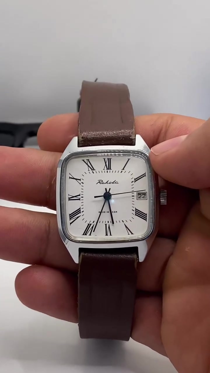 ⁨ ⌚✨ راكيتا Raketa السوفيتية الأصلية ✨⌚

لعشاق الساعات الكلاسيكية النادرة، نقدم لكم ساعة Raketa الأنيقة بتصميمها السوفيتي العريق الذي يجمع بين البساطة والفخامة في قطعة واحدة.

🔹 صناعة سوفيتية أصلية (Made in USSR)
🔹 تصميم فينتج نادر ومميز
🔹 هيكل فضي أنيق
🔹 ميناء أبيض بأرقام رومانية كلاسيكية
🔹 نافذة عرض التاريخ
🔹 سوار جلدي بني أنيق
🔹 قطعة مناسبة لهواة الساعات الكلاسيكية
#ساعات #ساعة_رجالية #العراق #ترند # #اكسبلور


**إذا كنت صاحب هذا الإعلان وتريد حذفه لأي سبب، رجاءا أرسل رسالة إلى الدعم الفني**