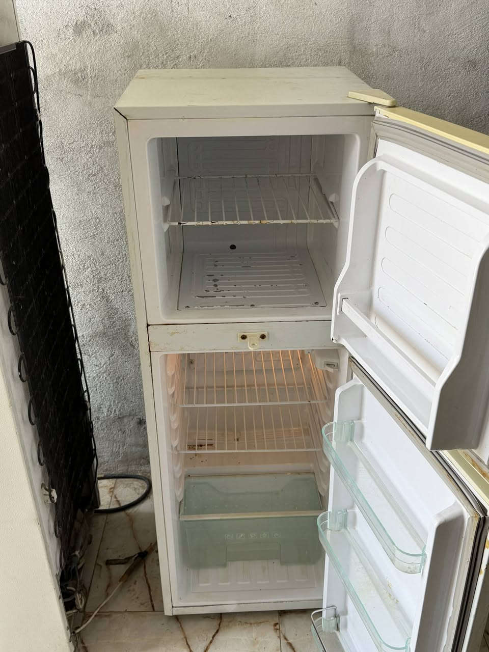 ثلاجه حجم 10قدم للبيع نضيفه شرط التجميد والتبريد 
المكان الشطره /قرب المقصبه القديمه اتصال او واتساب /***********
