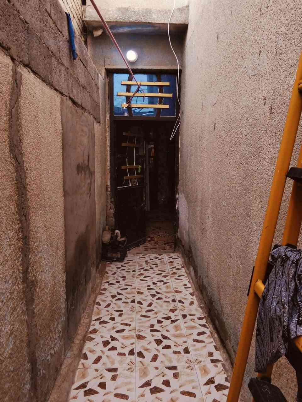 بيت للبيع خلف مدرسه الامراء مساحة 100 متر ***********
