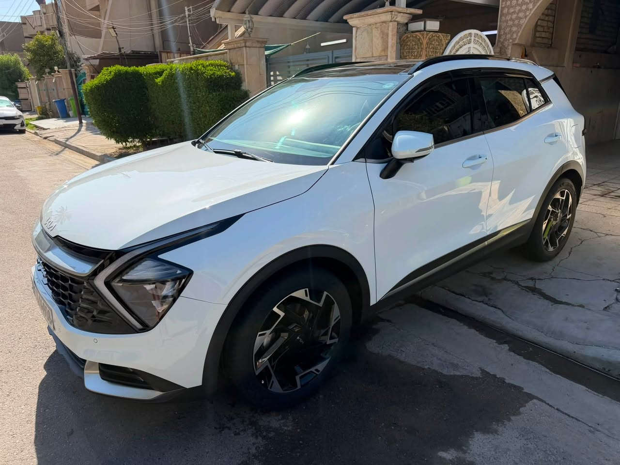للبيع: كيا سبورتاج (Kia Sportage) - Black Edition
سيارة بحالة الشركة ونظيفة جداً (مثل الزيرو)
المواصفات والتفاصيل:
 العداد (المسافة المقطوعة): 41,650 كم فقط.
 الرقم: أربيل [ 22K 84908 ].
 اللون الخارجي: أبيض ملكي مع تطعيمات Black Edition وسقف بانوراما بالكامل.
 الداخلية: لون بيج / رصاصي فاتح ملكي، تصميم عصري ونظيف جداً.
أبرز التجهيزات والمميزات:
 سقف بانوراما بالكامل.
 ويلات رياضية كروم × أسود قياس 19 بوصة بحالة ممتازة.
 تدفئة مقاعد (كشنات) + تدفئة عجلة القيادة (الاستيرن).
 هاند بريك إلكتروني (EPB) مع نظام Auto Hold.
 أنماط قيادة متعددة (Drive Mode) + نظام نزول المنحدرات (DBC).
 شاشة لمس كبيرة تدعم Apple CarPlay و Android Auto + كاميرا خلفية.
 دخول وبصمة تشغيل + تشغيل عن بعد.
 حساسات ركن أمامية وخلفية.
 إضاءة LED نهارية بتصميم حديث.
الحالة العامة:
 السيارة مكفولة ونظيفة جداً، جاهزة للقيادة ولا تحتاج أي مصاريف.
السعر: 225 ورقة ($22,500) 
الموقع: بغداد - السيدية
للتواصل والاستفسار: ***********

السيارة بيها سنوية تضليل تخلص بعد سنة
