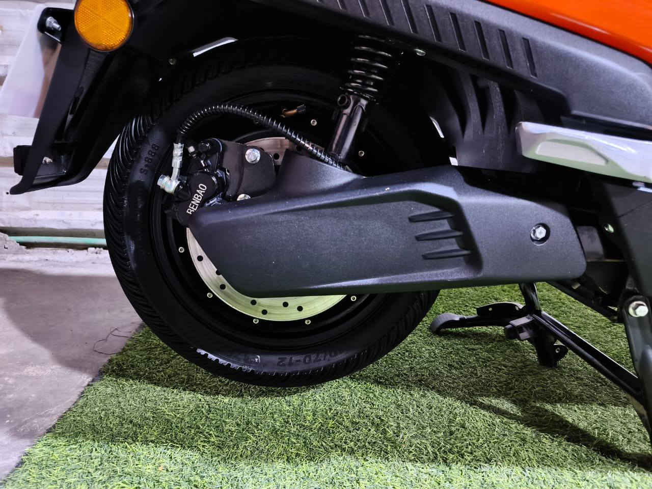 السلام عليكم للبيع دراجه شحن  Benbao موديل2025 دراج جديده زيرو بعدها ما ماشيه وضع شركه مكفوله من الشخط لون مميز صار 20 يوم من ماخذيها وصل المعرض بيها
تفاصيل الدراجه
شاشه كبيره تكشف العطل وتنبيهات 
بريك امامي خلفي دسك هايدروليك 
حساس بريك امامي خلفي 
عدد السويجات 2 البصمه 1 نضام السرقه
لايت عالي ناصي زنون
شمعله لد بل بجم ترحيب 
دبل اشاره 
مانع تزحلق
جنطه كهرباء 
مثبت سرعه 
مخرج USB لشحن الهاتف
اشاير يمين يسار لد
نضام بك
نضام بارك الوقوف المستمر
ملف الدراجه 2000
عدد البطاريات 6 مصطره الكبار
سرعه الدراجه 90
تقطع مسافه بل شحنه الوحده 75 كيلو
شاحنه تدعم الشحن السريع وليقاف الذاتي عند الامتلاء
تايرات حجم 12 
كشن طبي جلاتين 
طلاعات خلفيه لراكب الخلفي
مساحه تخزين واسعه
الشراي يتفضل خاص او التصال عله الرقم ***********
مكان الدراجه بغداد الكاظميه
سعر الدراجه 900 بيها مجال بصيط
