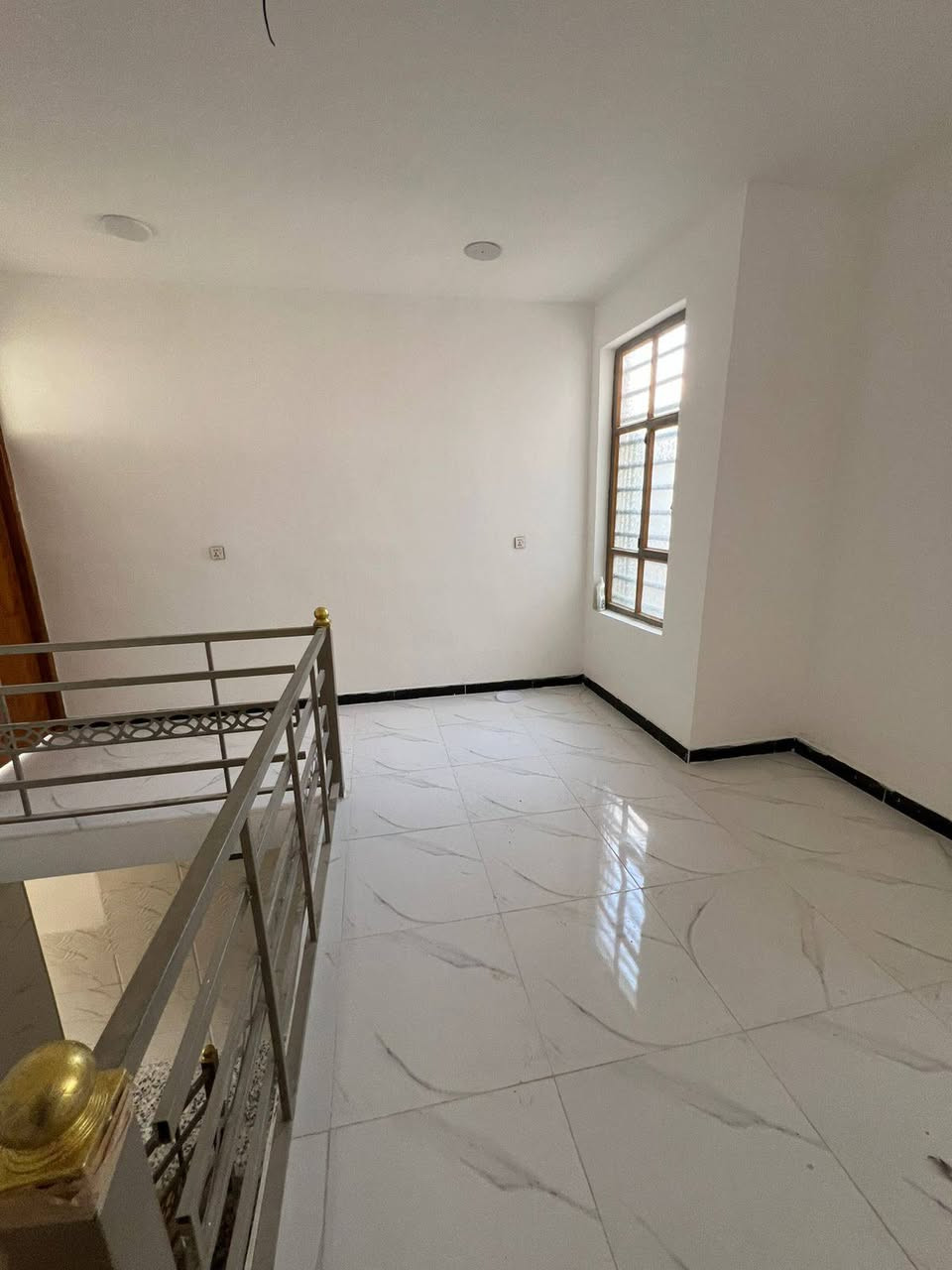 السلام عليكم ورحمته الله وبركاته دار لبيع مساحه ١٠٠ متر طايق ونصف يتكون من غرفتين نوم وصحيات عدد ٢ وستقبال ومطبخ ومطبخ حار بارد بناء حديث  جنس العقار طابو زراعي سند ٢٥ موقع الدار بوب الشام  قرب القواس قرب الشارع العام اسوار بغداد للستفسار ***********
