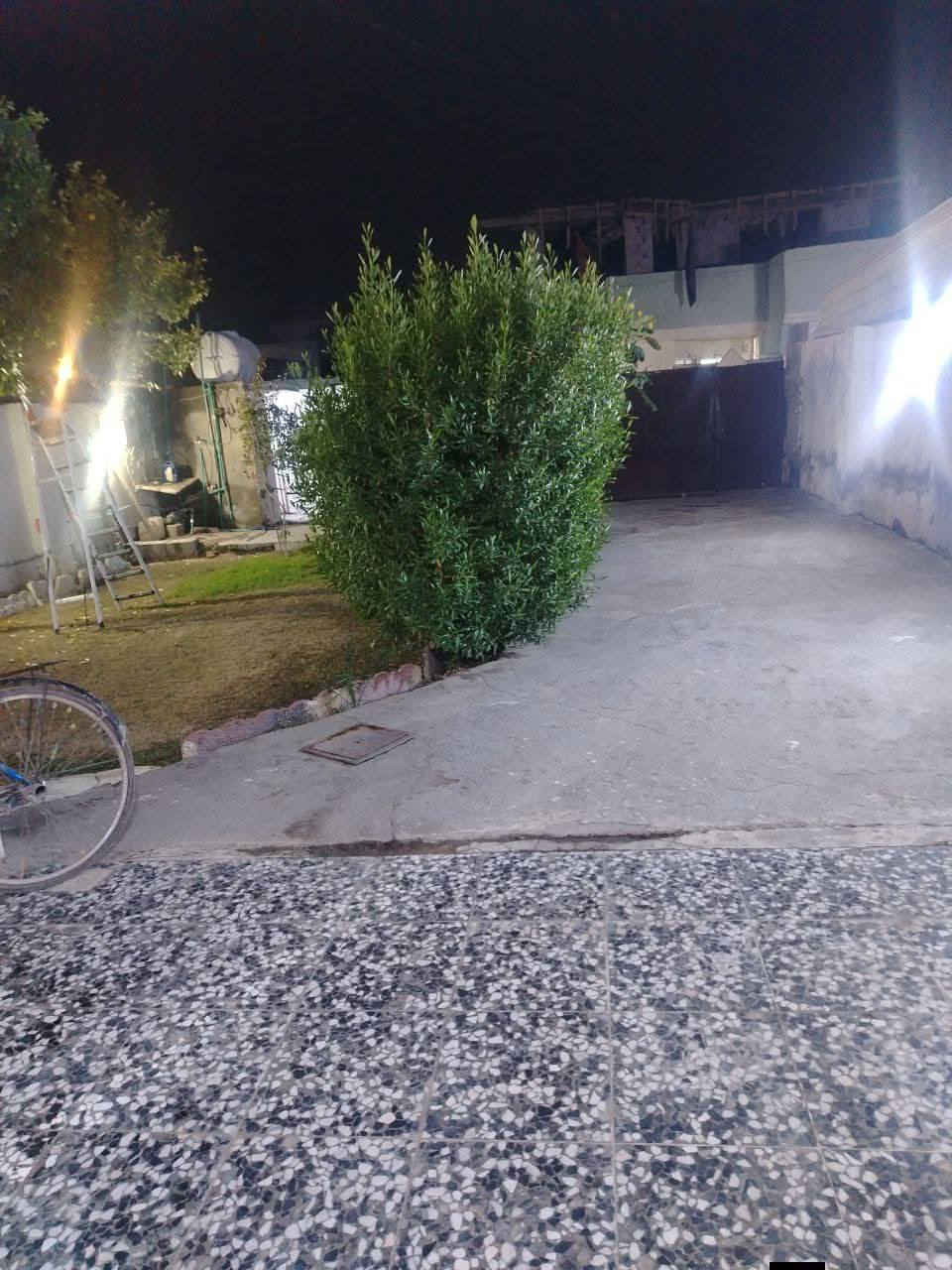 السلام عليكم. 

بيت للبيع.  

بناء بلوك 

زراعي 25

خدمات كامله: مجاري ومي وكهرباء ومدرسة ابتدائية قريبة

طابقين

الطابق الاول يتكون من حديقه كبيره + كراج + كليدور + هول + استقبال + مطبخ حار وبارد + غرفة نوم وحده
 + ترك + صحيات مشتركه. 

الطابق الثاني يتكون من غرفتين نوم + صاله كبيره + مطبخ حار وبارد + صحيات مشتركة + بلاكون

العنوان المدائن منطقة الجعاره مقابل مطعم ديوان المدائن

***********

السعر 130 وبي مجال
