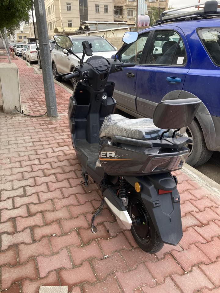 السلام عليكم دراجه شحن للبيع الدراجه كلش نظيفه و معتني بيها إلى درجه شوفت عينكم الدواجه شخط واحد مابيها كلش حلوه و نظيفه بطاريات سته كبارررر بيها نظام بك و نظام بارك و اشاير يمنه يسره بريكات هايدروليك و بيها مساحه تخزين جبيره و بيها جوزه قاطع دوره الدراجه خير من الله  السعر 650 و بيها مجال 
مكاني بغداد قرب منتزه الزوراء 
للاستفسار ***********
