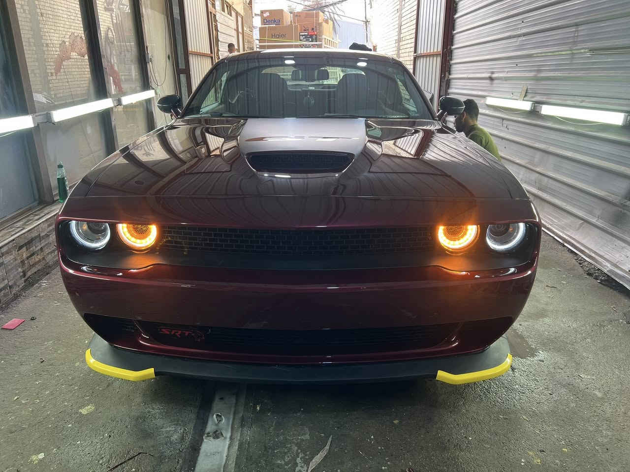 تطبيك بجم جالنجر وارجاعه لوضع الشركه صبغ القطعه بمواد المانيه مع عمل بولش نانو وتكحيل اجزاء الصبغ المتضرره بطرق حديثه ولون مطابق حسب رقم الشاصي 
كراج الزبيدي للعنايه بالسيارات
العنوان بغداد الكريعات شارع المعارض
نورنه كابتن علي من اربيل وانشاء الله مقصرنا ويا
***********
