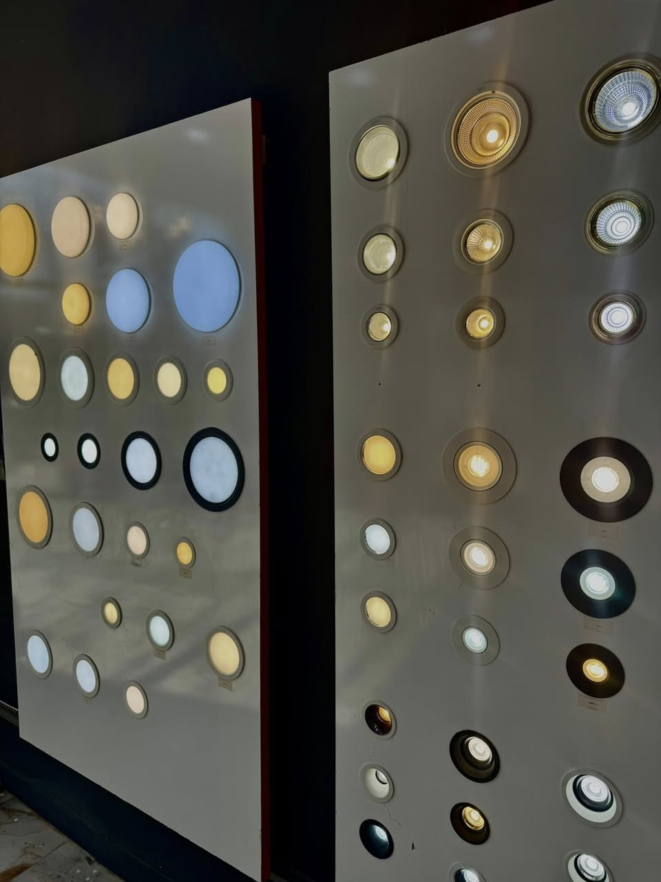 يسرّنا إعلامكم بافتتاح معرض الكهربجي – الفرع الثاني ✨
📍 الكائن في شارع الچاير الرئيسي – مقابل شركة ازمير.

معرض الكهربجي متخصص بتوفير جميع المواد الكهربائية والإنشائية، ونخدمكم بمجموعة واسعة من المنتجات الأصلية ذات الجودة العالية والضمان الحقيقي.

ويضم معرضنا عدة أقسام متكاملة تشمل:

▪️ قسم السويجات
▪️ قسم الإنارة
▪️ قسم الديكور
▪️ قسم ATS
▪️ قسم الكيبلات والأسلاك
▪️ قسم المواد التأسيسية
▪️ قسم المواد الإنشائية
▪️ قسم العدد اليدوية
▪️ قسم تصنيع البوردات

كل ما تحتاجه لمشروعك… متوفر لدينا تحت سقف واحد.

ننتظركم ونفخر بخدمتكم دائمًا 🤝
🔸 سويجات بأنواع متعددة من شركات عالمية رصينة ومنها :
1️⃣ Özen التركية   
2️⃣ BLT الاسبانية
3️⃣ BG الانكليزية 
4️⃣ Assos الصينية 
🪪 ضمان عام وشامل مدى الحياة .

🔶 هنا يبدأ الضوء…
قسم الإنارة لدينا صُمم ليمنحك حرية الاختيار بلا حدود.
كل ما تحلم به لمنزلك أو مشروعك — متوفر وأكثر.

🪪 ضمان عام وشامل لمدة(ثلاث سنوات-خمس سنوات) على جميع انواع الانارة .

🔶⚡ قسم ATS – حلول طاقة بلا انقطاع

في قسم ATS بمعرضنا نوفر تشكيلة متكاملة من
Automatic Transfer Switches من أفضل العلامات العالمية:

Schneider • ABB • Dorman Smith • CNC

سواء كنت تبحث عن أنظمة
Low Tension (LT) أو High Tension (HT)
ستجد لدينا كل ما تحتاجه لضمان استمرارية الطاقة لمشاريعك.

كل ما تتخيله في عالم التحكم بالطاقة… متوفر لدينا.

📍 الموقع: (شارع الجاير مقابيل شركة ارمير)
🕒 أوقات الدوام: (كل يوم من الساعه 8صباحا الى الساعه 11ليلا)
📞 للاستفسار: (***********-***********)

نرحّب بكم دائماً ونقدّم أفضل الأسعار وخدمة مميزة 🌟
