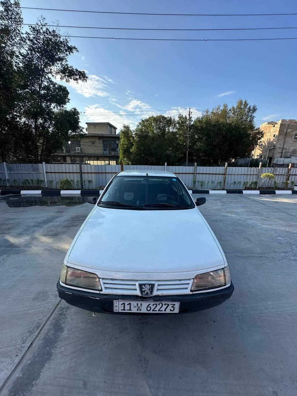 بيجو روى موديل 9 سياره نضيفه ومرتبه 
تبريد شغال منضومه جديده كلها 
تخم تاير جديد 
دوشمه جديده كلها 
كير مكينه اكسل جديد 
جام اربعه شغال 
ويل حجم 
بيها قطعه واحد صبغ.
وهلال مال جاملغ اثنين 
غير هاي مابيها 
مكاني بغداد البياع 
*********** اسياه 
سعر ٣٠
