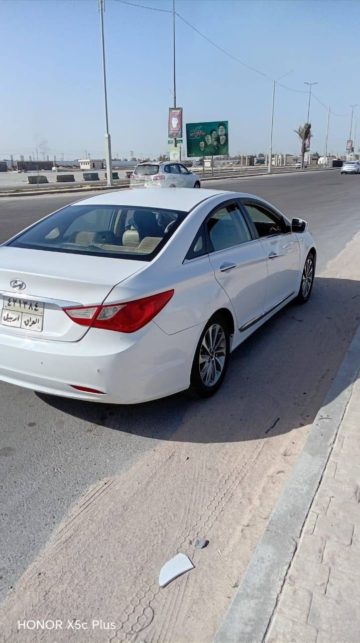 السلام عليكم سوناتا 2013 للبيع جديده 
كفاله عامه عدا الهلال في الجاملغ  الخلفي فقط 
سياره مكينه 2400
 باسم كردي تريد مداور تريد وكاله
 مكان السياره النجف
 السعر 130 بيها مجال قليل
اتصال  ***********
