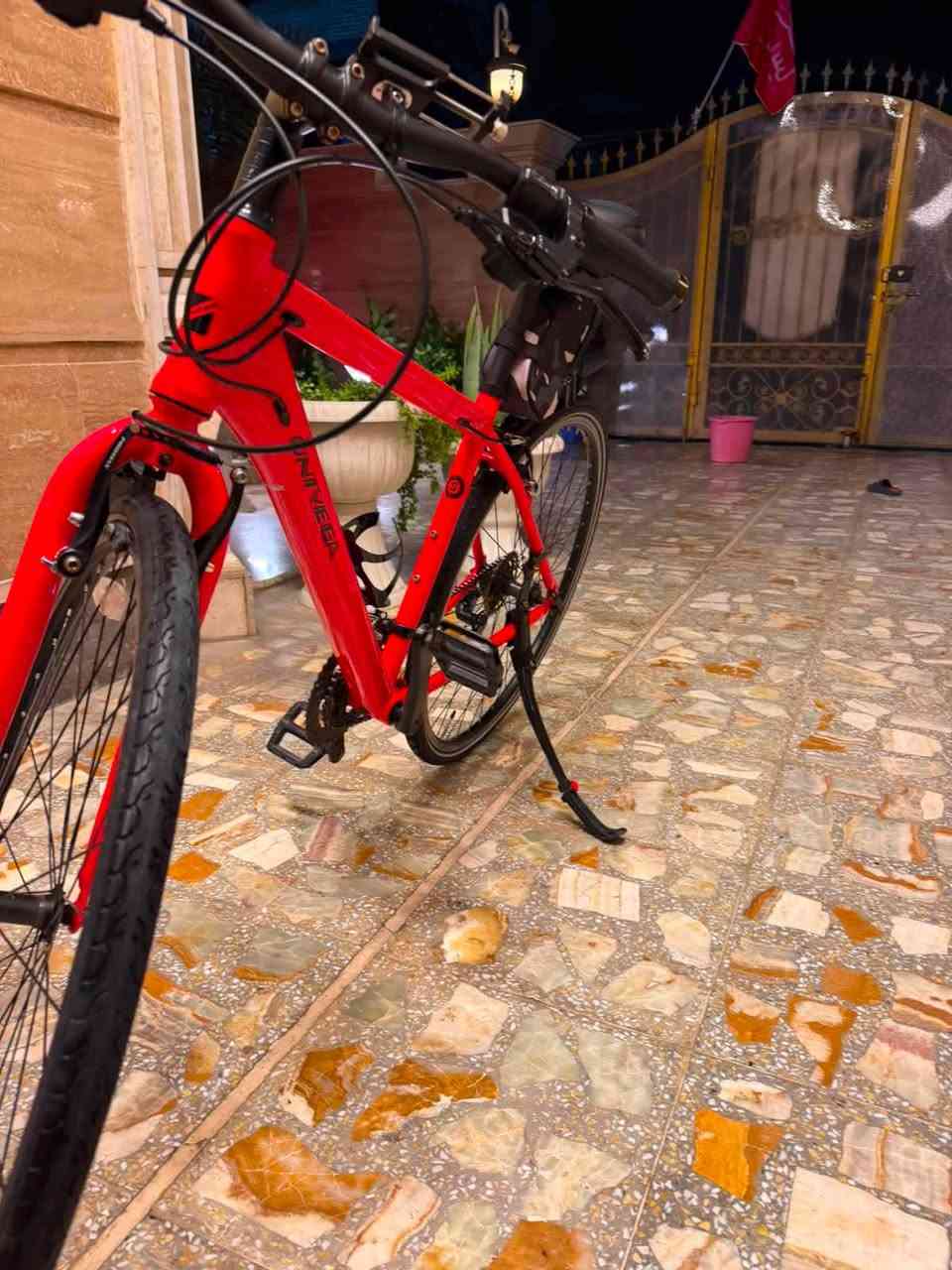 "يونڤيكا "  صناعة الدراجه امريكيه وايرات دفن 
دراجة الطريق الأنيقة - Univega C700
هل تبحث عن الرفيق المثالي لتنقلاتك اليومية أو جولاتك الرياضية؟ نقدم لك دراجة Univega C700 باللون الأحمر الجذاب، التي تجمع بين التصميم العصري والأداء العملي.
المواصفات الفنية:
 النوع: دراجة طريق/هجينة (Road/Hybrid) تتميز بخفة الوزن وسرعة الاستجابة.
 المقاس: الهيكل مقاس Small (28 بوصة)، مما يوفر تحكماً ممتازاً وسهولة في المناورة.
 التوافق: مثالية للأطوال التي تتراوح بين 165 سم إلى 178 سم، مما يجعلها خياراً مريحاً ومناسباً للكثيرين.
 الحالة: دراجة بحالة ممتازة ومجهزة بقطع عالية الجودة لضمان تجربة قيادة سلسة وآمنة.
مميزات إضافية:
 تصميم رياضي انسيابي بلون أحمر لافت للنظر.
 إطارات مخصصة للطرق الممهدة توفر ثباتاً ممتازاً.
 وضعية قيادة مريحة تساعدك على قطع مسافات طويلة دون إجهاد.
السعر: [280 وبيها مجال حك الجيه ]
للتواصل والاستفسار: [***********.  او خاص ]
 
 "ناقل السرعات" shimano ALTS 
العنوان بغداد الطالبيه
