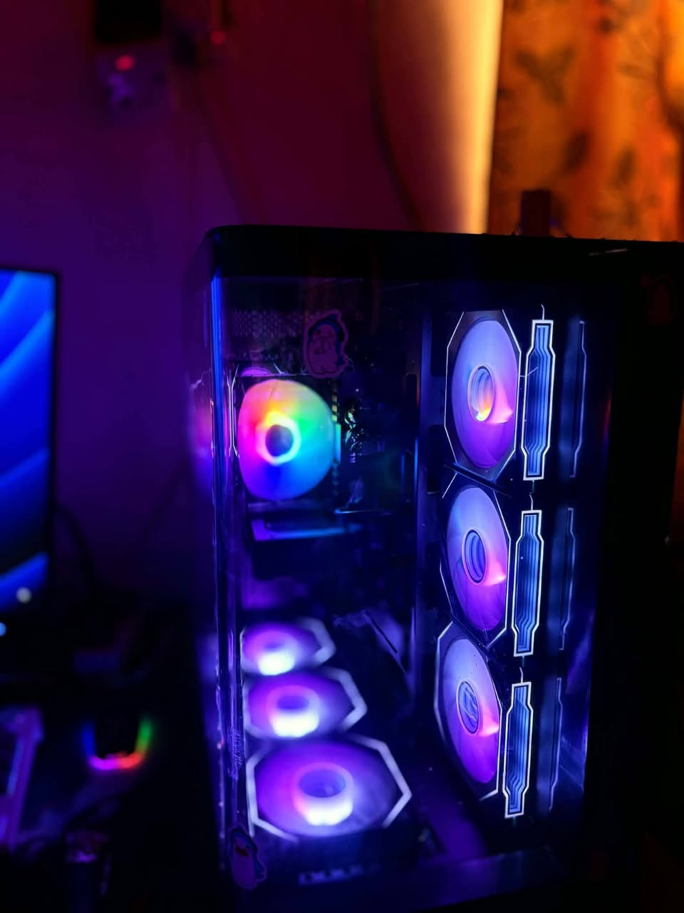 🚨 تجميعة حاسبة قيمنق ومونتاج احترافية (Gaming PC) للبيع 🚨

السلام عليكم شباب، عندي حاسبة متكاملة بمواصفات قوية وحديثة جداً للبيع. الحاسبة استخدام خفيف جداً لمدة (شهرين فقط) وبحالة الوكالة تماماً، وممتازة جداً للألعاب الثقيلة (PUBG, Cyberpunk, Warzone) والمونتاج وصناعة المحتوى.

📌 تفاصيل ومواصفات القطع بالكامل:
• المعالج (CPU): Intel Core i5-14400F (الجيل الرابع عشر الأحدث)
• كرت الشاشة (VGA): GIGABYTE RTX 5060 Ti 16GB WF2 (نسخة الـ 16 جيجا الضخمة لأعلى أداء وسلاسة)
• اللوحة الأم (MB): GIGABYTE B760M K DDR4
• الذاكرة (RAM): DDR4 16GB (8GB × 2) 3200MHz ENVINDA
• الهارد (SSD NVMe): AORUS 1TB Gen.4 AG450E (سرعة فائقة تصل إلى 5000/4600 Mb/s)
• مبرد المعالج (Cooler): DEEP COOL GAMMAX AG400
• باور سبلاي (PSU): MSI 650W BRONZE (اعتمادي وكفاءة ممتازة)
• الكيس (Case): HEROGEAR GAMING PLUS 7 (يحتوي على مراوح RGB 120mm مدمجة وتهوية احترافية)

✨ حالة الحاسبة:
- استخدام شهرين فقط بحالة الوكالة.
- الحاسبة (بعدها بالضمان) بالكامل.
- جميع كراتين القطع موجودة وبحالة ممتازة.

💵 السعر المطلوب: 1,700,000 دينار عراقي (مليون و 700 ألف)
📍 المكان: ميسان 
🚚 التوصيل: متوفر توصيل لكافة المحافظات


**إذا كنت صاحب هذا الإعلان وتريد حذفه لأي سبب، رجاءا أرسل رسالة إلى الدعم الفني**