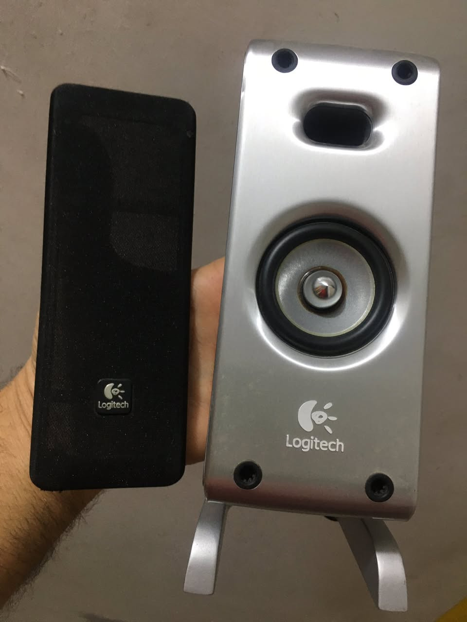 زوج سماعات Logitech اصلي اصلي ب١٥ الف مكاني الاعظمية ***********
