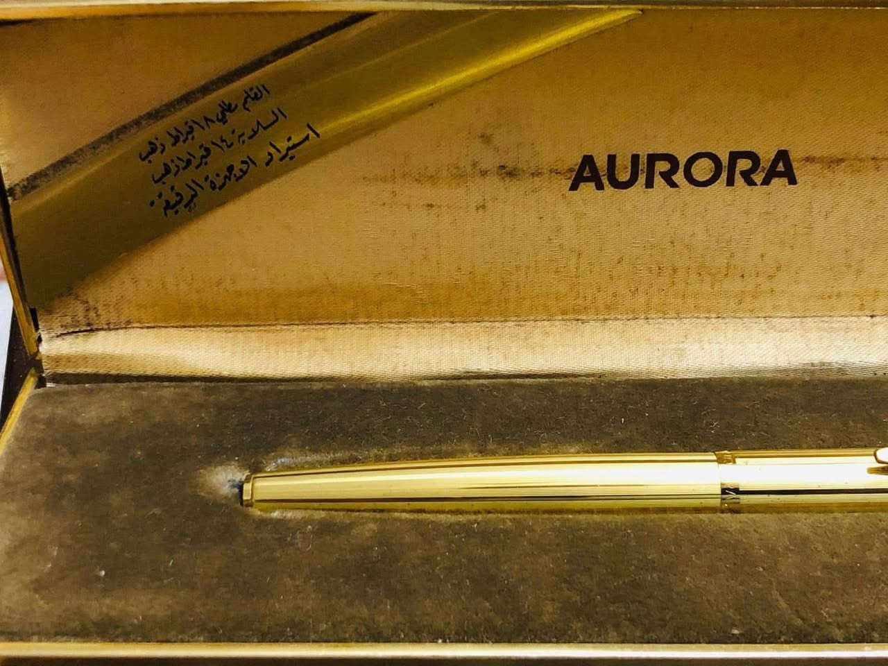 قلم ارورا  ( AURORA) حبر 
استيراد الأجهزة الدقيقة العراقية 
إيطالي الصنع اصدار محدود 
ريشه ذهب خالص عيار ١٤ 
مع تغليف ذهب  لوك غير مستعمل 
مع العلبه الأصلية والكتلوك 
للاتصال ***********
