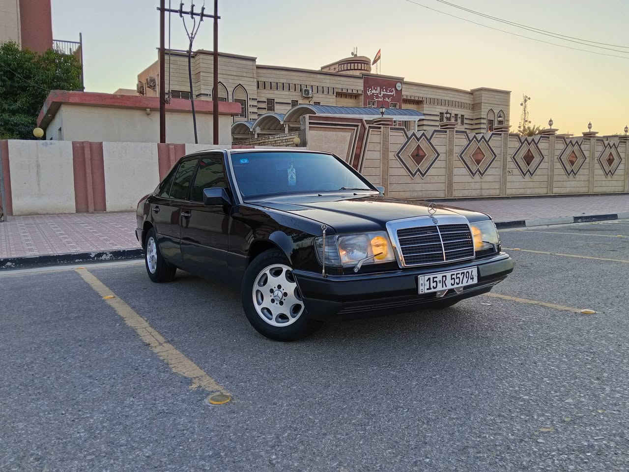 سلام عليكم مارسدس دب للبيع حجم 300  موديل 91 رقم انبار انكليزي تحويل مباشر سنويه لل2030 محرك وكير ففتي 2500 جدد مكفولات حداديه خلفيه واماميه جديده نفض تخم تاير جديد ويل كروم تبريد شغال ثلج داخل جديد كهربائيات كله شغاله سيارة جاهزه ونفس الصور شخط مابيه مصبوغه جماليه السعر 59 وبيه مجال قليل مكاني كربلاء للاتصال ***********
