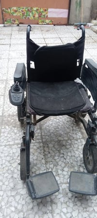 اخوان كرسي كهربائي شغال وعلى الفحص السعر ٢٥٠ الف باتري جديد المكان بغد...